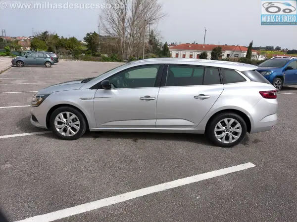 Renault Mégane Sport Tourer 2020 - 14250 EUR, 178000 km - AUTO.MOTO.pt - 178000km - foto 11 de 26