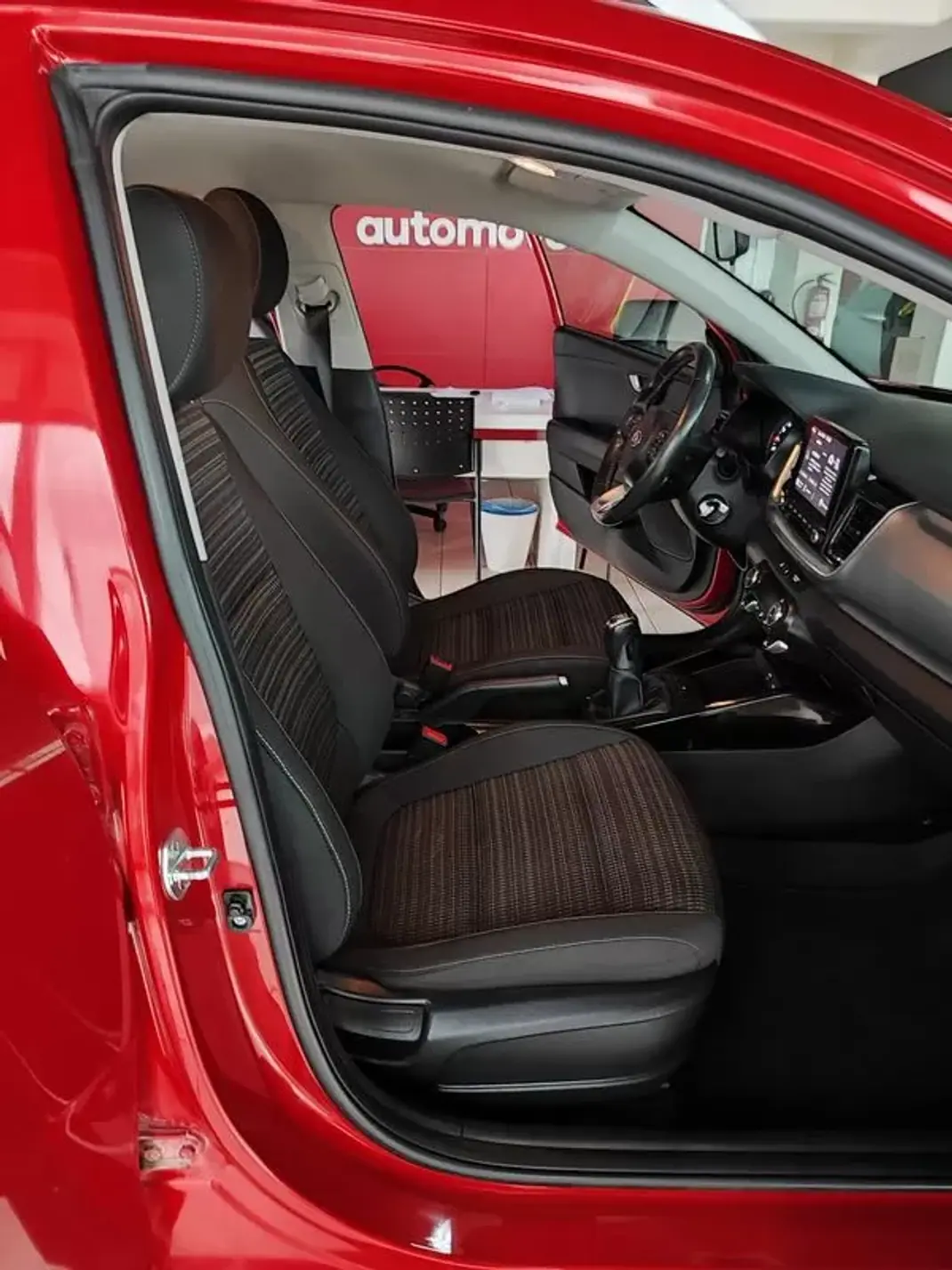 Kia Stonic 2021 - 14950 EUR, 29990 km - AUTO.MOTO.pt - 29990km - foto 18 de 33