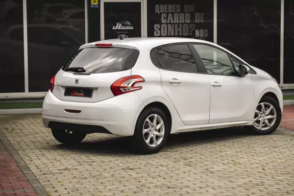 Peugeot 208 2014 - 7900 EUR, 203000 km - AUTO.MOTO.pt - 203000km - foto 8 de 18