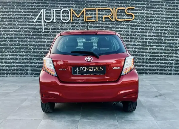 Toyota Yaris 2014 - 9990 EUR, 157000 km - AUTO.MOTO.pt - 157000km - foto 13 de 14