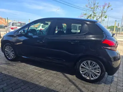 Peugeot 208 2018 - 9500 EUR, 92000 km - AUTO.MOTO.pt - 92000km - foto 7 de 16
