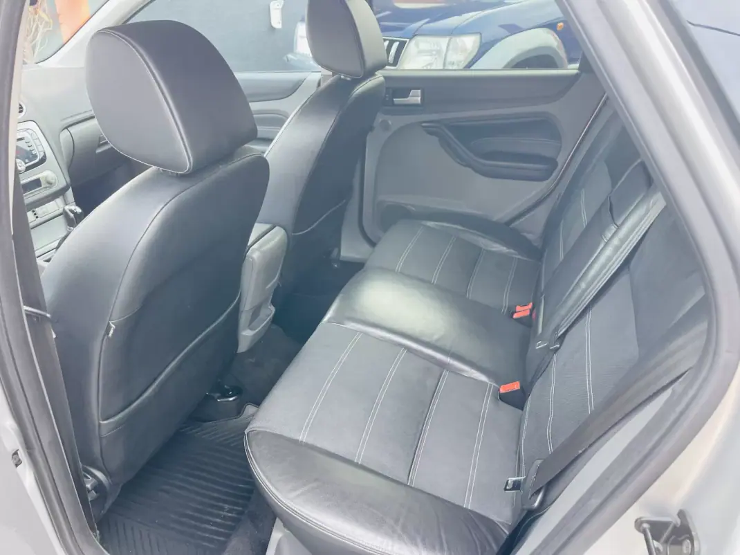 Ford Focus 2010 - 5950 EUR, 213699 km - AUTO.MOTO.pt - 213699km - foto 9 de 12