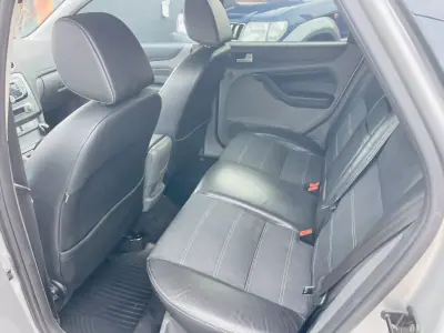 Ford Focus 2010 - 5950 EUR, 213699 km - AUTO.MOTO.pt - 213699km - foto 9 de 12