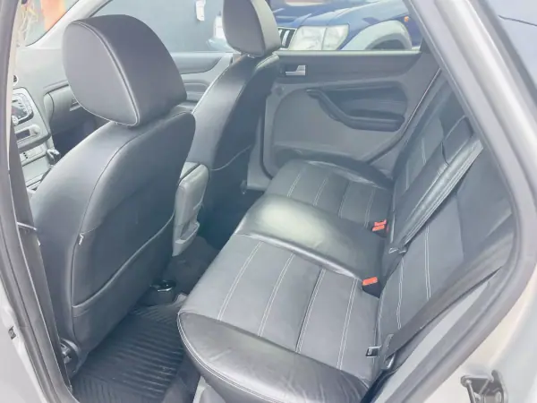 Ford Focus 2010 - 5950 EUR, 213699 km - AUTO.MOTO.pt - 213699km - foto 9 de 12