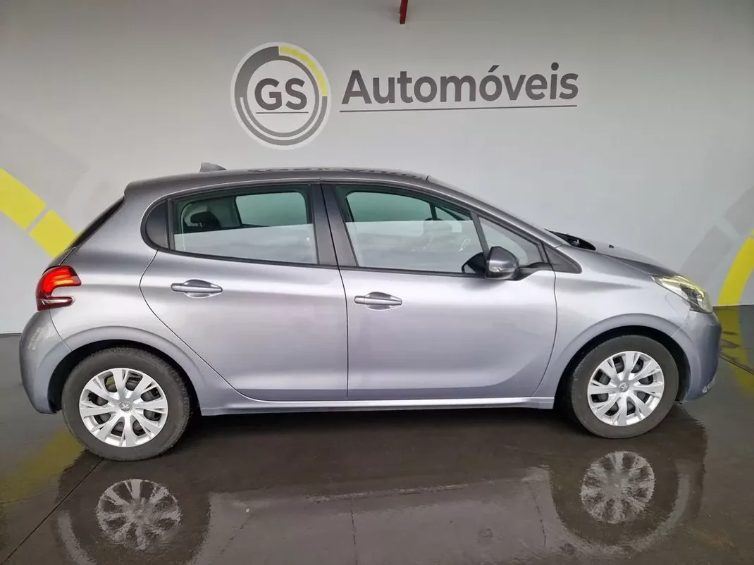 Peugeot 208 2019 - 13750 EUR, 180000 km - AUTO.MOTO.pt - 180000km - foto 5 de 11