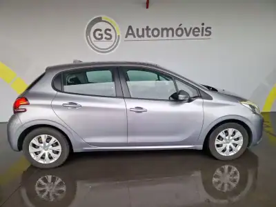 Peugeot 208 2019 - 13750 EUR, 180000 km - AUTO.MOTO.pt - 180000km - foto 5 de 11