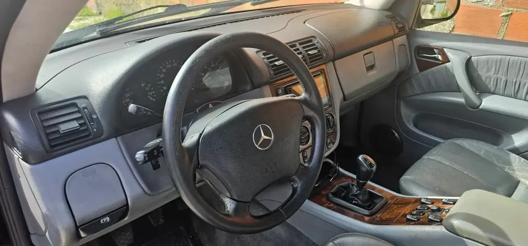 Mercedes-Benz ML 270 2000 - 6990 EUR, 266000 km - AUTO.MOTO.pt - 266000km - foto 15 de 22
