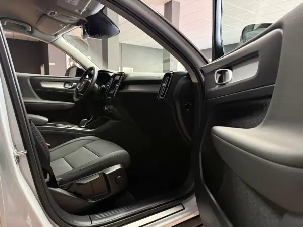 Volvo XC 40 2021 - 25750 EUR, 139987 km - AUTO.MOTO.pt - 139987km - foto 11 de 15