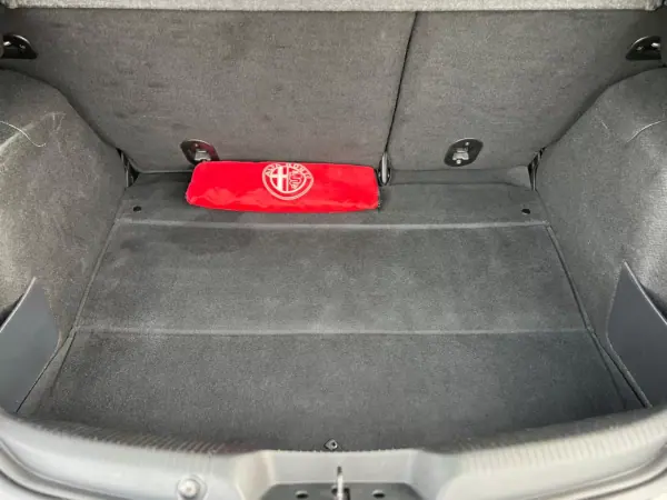 Alfa Romeo Giulietta 2018 - 15950 EUR, 122241 km - AUTO.MOTO.pt - 122241km - foto 8 de 17