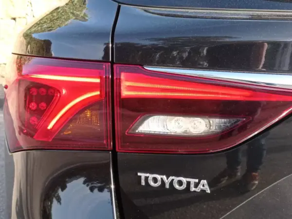 Toyota Avensis Touring Sports 2015 - 15490 EUR, 118500 km - AUTO.MOTO.pt - 118500km - foto 6 de 18