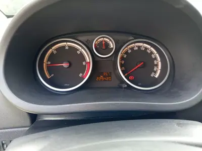 Opel Corsa 2010 - 4990 EUR, 229548 km - AUTO.MOTO.pt - 229548km - foto 11 de 11