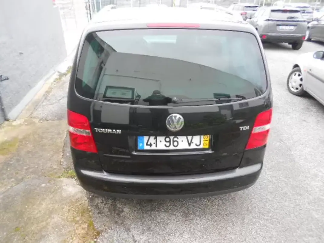 Volkswagen Touran 2003 - 7500 EUR, 303400 km - AUTO.MOTO.pt - 303400km - foto 4 de 11