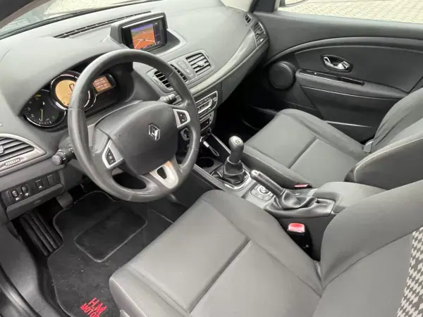 Renault Mégane Break 2012 - 7750 EUR, 289000 km - AUTO.MOTO.pt - 289000km - foto 4 de 9