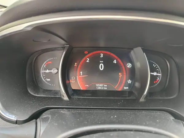 Renault Talisman Sport Tourer 2018 - 15750 EUR, 107000 km - AUTO.MOTO.pt - 107000km - foto 8 de 10