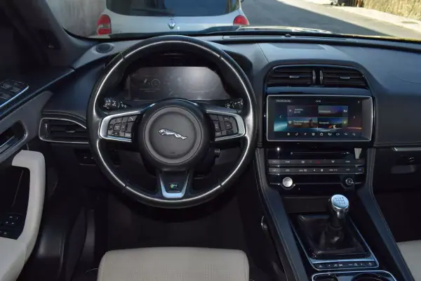 Jaguar F-Pace 2017 - 22500 EUR, 145545 km - AUTO.MOTO.pt - 145545km - foto 41 de 57