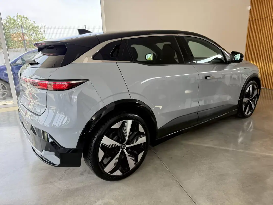 Renault Mégane E-Tech 2022 - 24999 EUR, 27000 km - AUTO.MOTO.pt - 27000km - foto 24 de 116