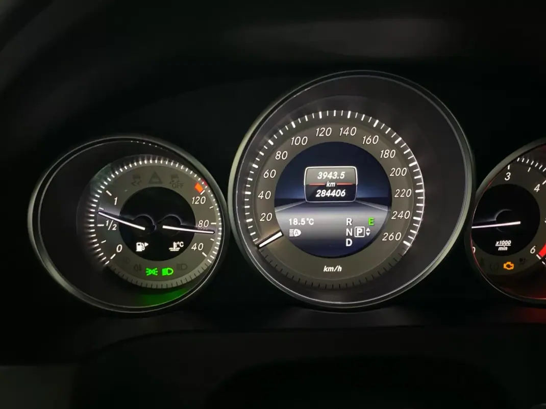 Mercedes-Benz E 220 2014 - 18750 EUR, 284400 km - AUTO.MOTO.pt - 284400km - foto 10 de 20