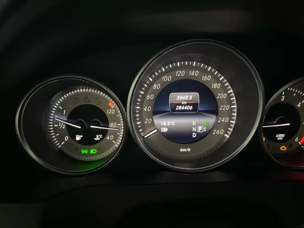 Mercedes-Benz E 220 2014 - 18750 EUR, 284400 km - AUTO.MOTO.pt - 284400km - foto 10 de 20