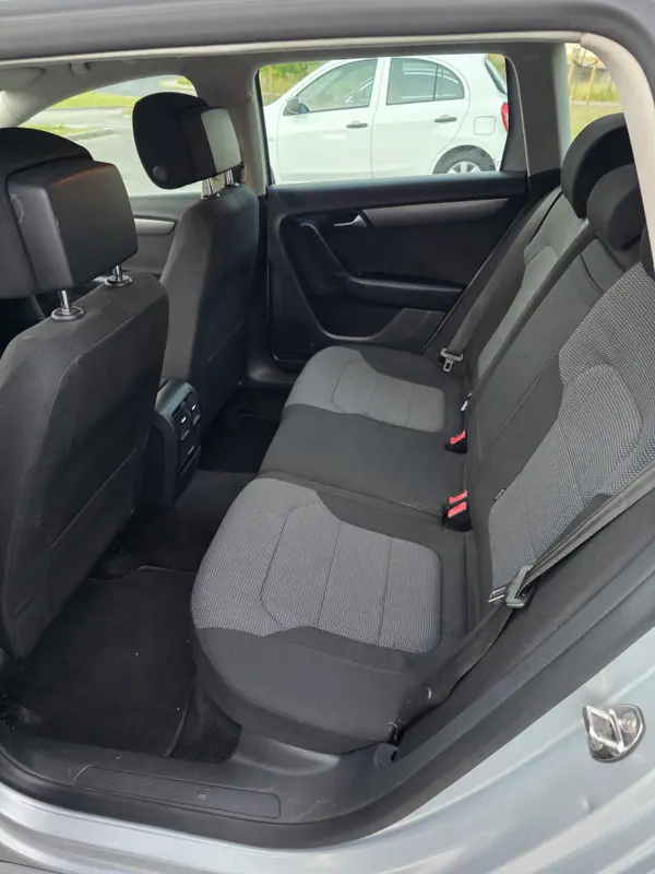 Volkswagen Passat Variant 2011 - 5999 EUR, 264000 km - 264000km - foto 11 de 12