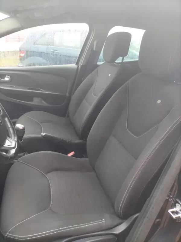 Renault Clio 2016 - 9950 EUR, 223000 km - AUTO.MOTO.pt - 223000km - foto 5 de 6