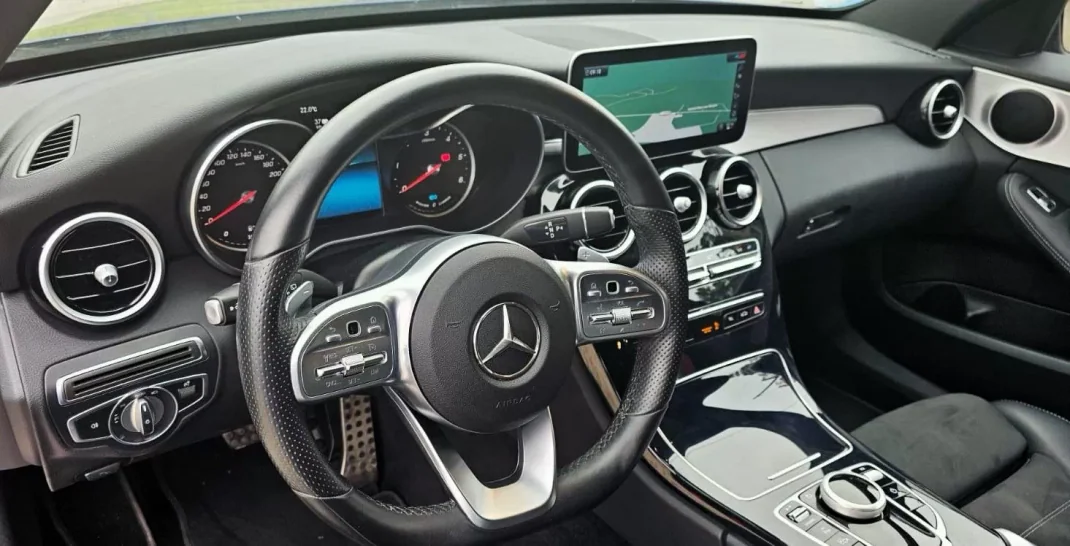 Mercedes-Benz C 300 2020 - 41500 EUR, 94000 km - AUTO.MOTO.pt - 94000km - foto 13 de 46