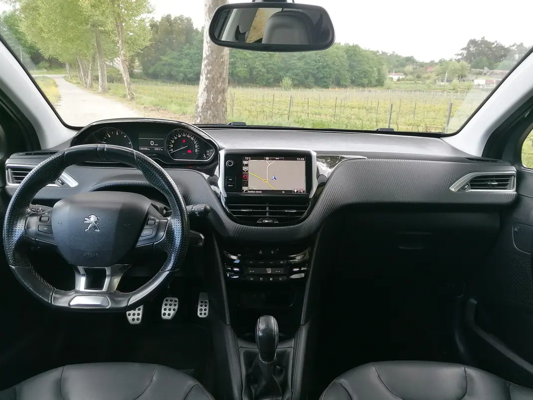 Peugeot 208 2016 - 10999 EUR, 139500 km - AUTO.MOTO.pt - 139500km - foto 5 de 9