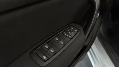 Renault Mégane Sport Tourer 2020 - 13990 EUR, 137993 km - AUTO.MOTO.pt - 137993km - foto 13 de 32