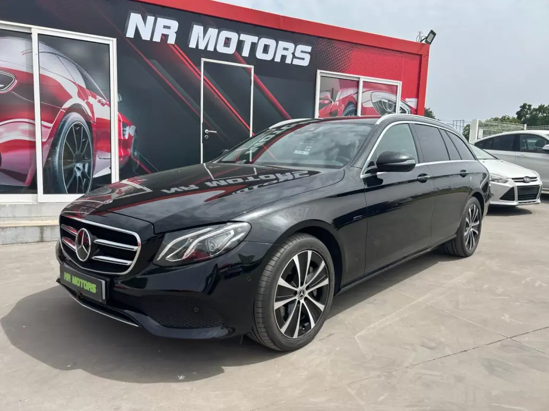 Mercedes-Benz E 300 2020 - 28990 EUR, 140000 km - AUTO.MOTO.pt - 140000km - foto 2 de 23