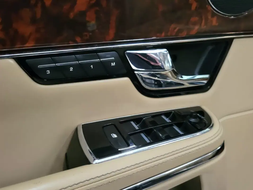 Jaguar XJ 2012 - 19950 EUR, 255600 km - AUTO.MOTO.pt - 255600km - foto 29 de 33