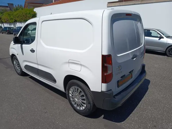 Toyota Proace Verso Electric 2022 - 17990 EUR, 78900 km - AUTO.MOTO.pt - 78900km - foto 7 de 22