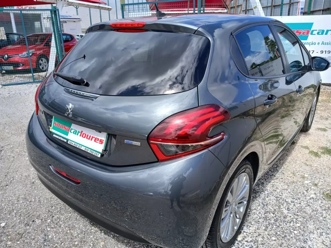 Peugeot 208 2017 - 7950 EUR, 104781 km - AUTO.MOTO.pt - 104781km - foto 9 de 26