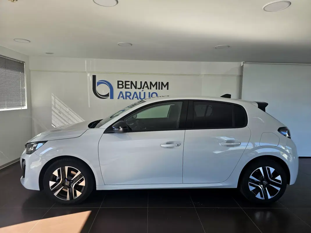 Peugeot 208 2026 - 22990 EUR, 16283 km - 16283km - foto 2 de 11