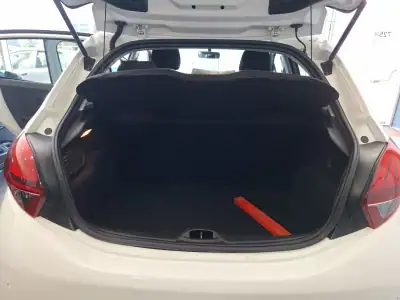 Peugeot 208 2017 - 7900 EUR, 157000 km - AUTO.MOTO.pt - 157000km - foto 6 de 15