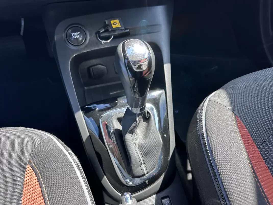 Renault Captur 2014 - 9900 EUR, 217000 km - AUTO.MOTO.pt - 217000km - foto 42 de 60