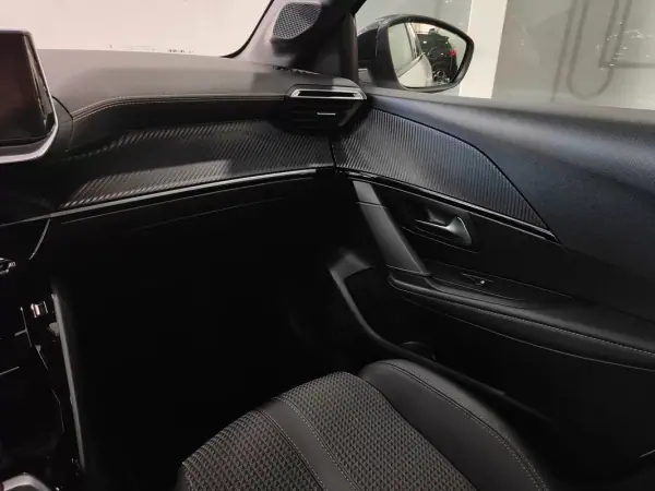 Peugeot 208 2021 - 13990 EUR, 80000 km - AUTO.MOTO.pt - 80000km - foto 48 de 49