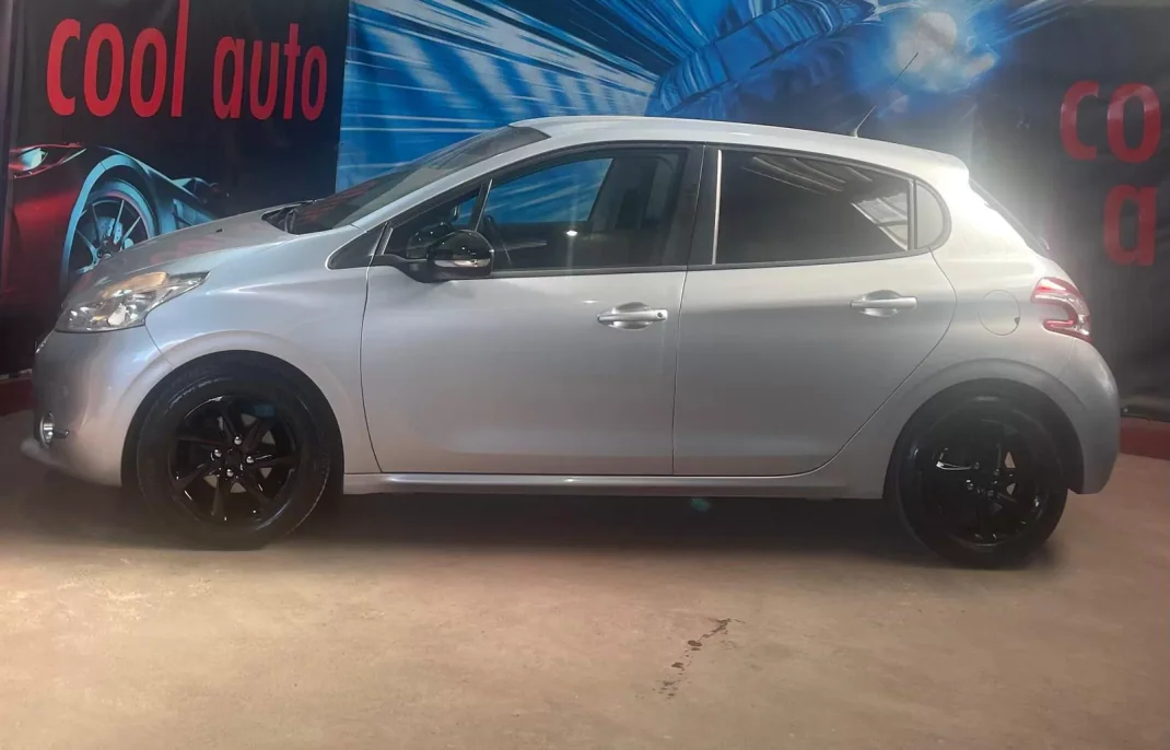 Peugeot 208 2013 - 6999 EUR, 195000 km - AUTO.MOTO.pt - 195000km - foto 3 de 35