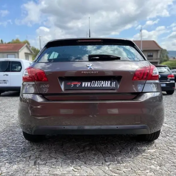 Peugeot 308 2015 - 9900 EUR, 131000 km - AUTO.MOTO.pt - 131000km - foto 11 de 14