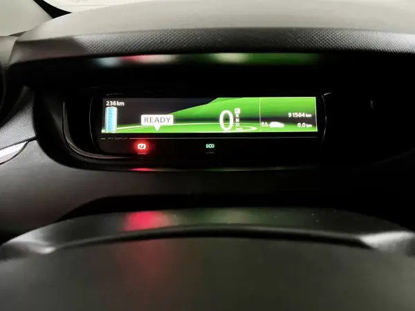 Renault Zoe 2019 - 11900 EUR, 91000 km - AUTO.MOTO.pt - 91000km - foto 11 de 13