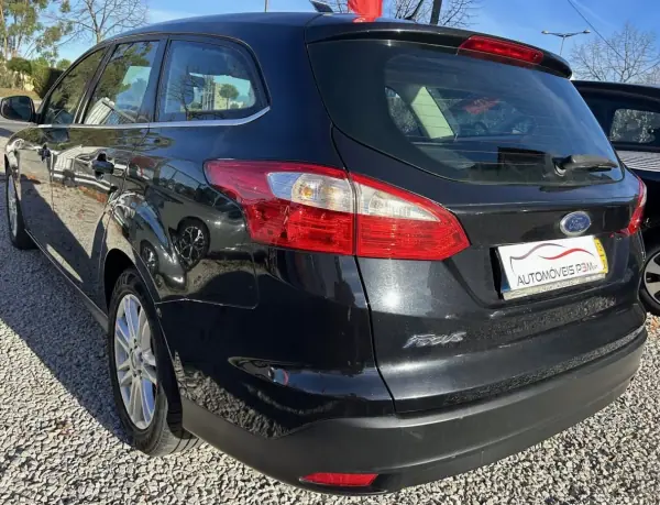 Ford Focus SW 2013 - 9000 EUR, 221936 km - AUTO.MOTO.pt - 221936km - foto 3 de 13