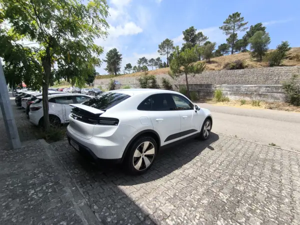 Porsche Macan 2025 - 76875 EUR, 17000 km - AUTO.MOTO.pt - 17000km - foto 4 de 19