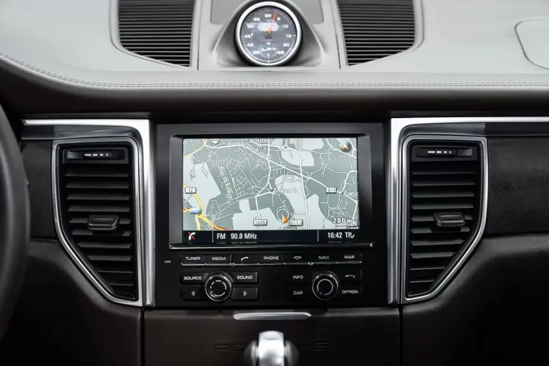 Porsche Macan 2016 - 49950 EUR, 131000 km - AUTO.MOTO.pt - 131000km - foto 36 de 53