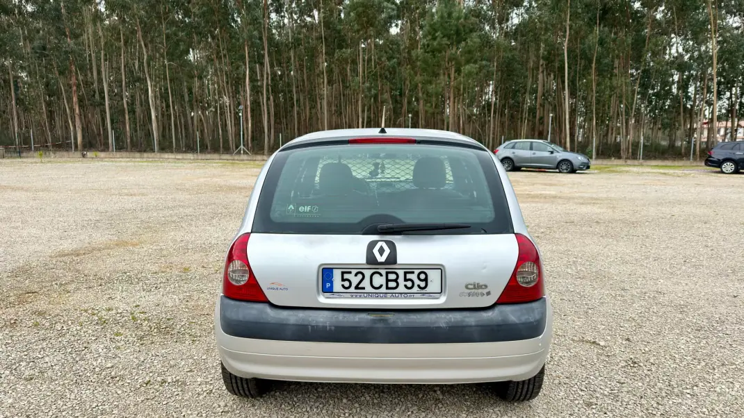 Renault Clio 2006 - 3500 EUR, 265000 km - AUTO.MOTO.pt - 265000km - foto 3 de 6