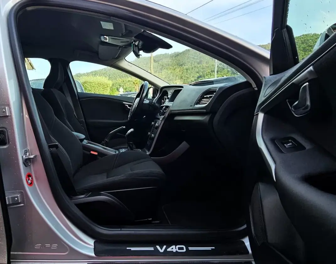 Volvo V40 2014 - 11500 EUR, 154200 km - AUTO.MOTO.pt - 154200km - foto 17 de 20