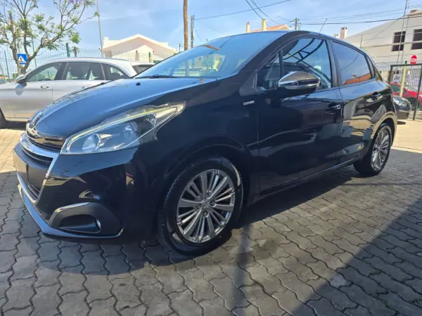 Peugeot 208 2018 - 9500 EUR, 92000 km - AUTO.MOTO.pt - 92000km - foto 6 de 16