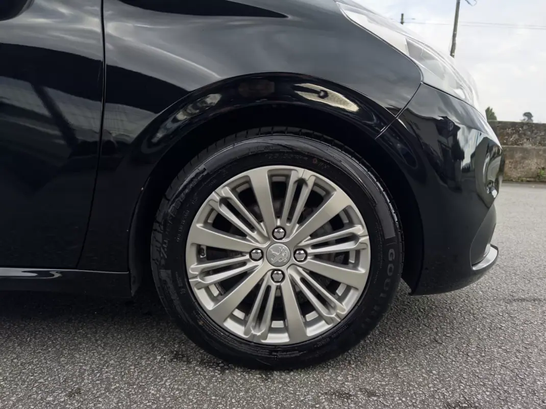 Peugeot 208 2018 - 10990 EUR, 181000 km - AUTO.MOTO.pt - 181000km - foto 11 de 38