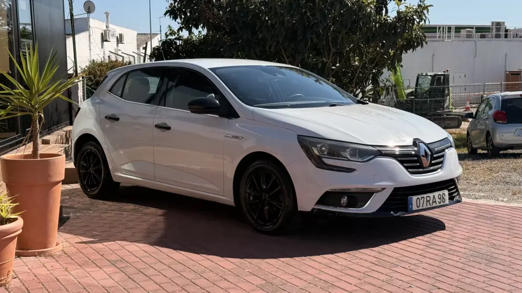 Renault Mégane 2016 - 8990 EUR, 208000 km - AUTO.MOTO.pt - 208000km - foto 11 de 27