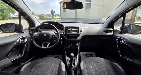 Peugeot 208 2013 - 5990 EUR, 168000 km - AUTO.MOTO.pt - 168000km - foto 9 de 16