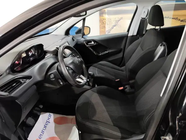 Peugeot 208 2018 - 9750 EUR, 48000 km - AUTO.MOTO.pt - 48000km - foto 11 de 25