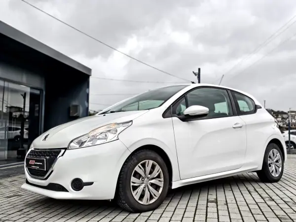 Peugeot 208 2014 - 7750 EUR, 117000 km - AUTO.MOTO.pt - 117000km - foto 4 de 16
