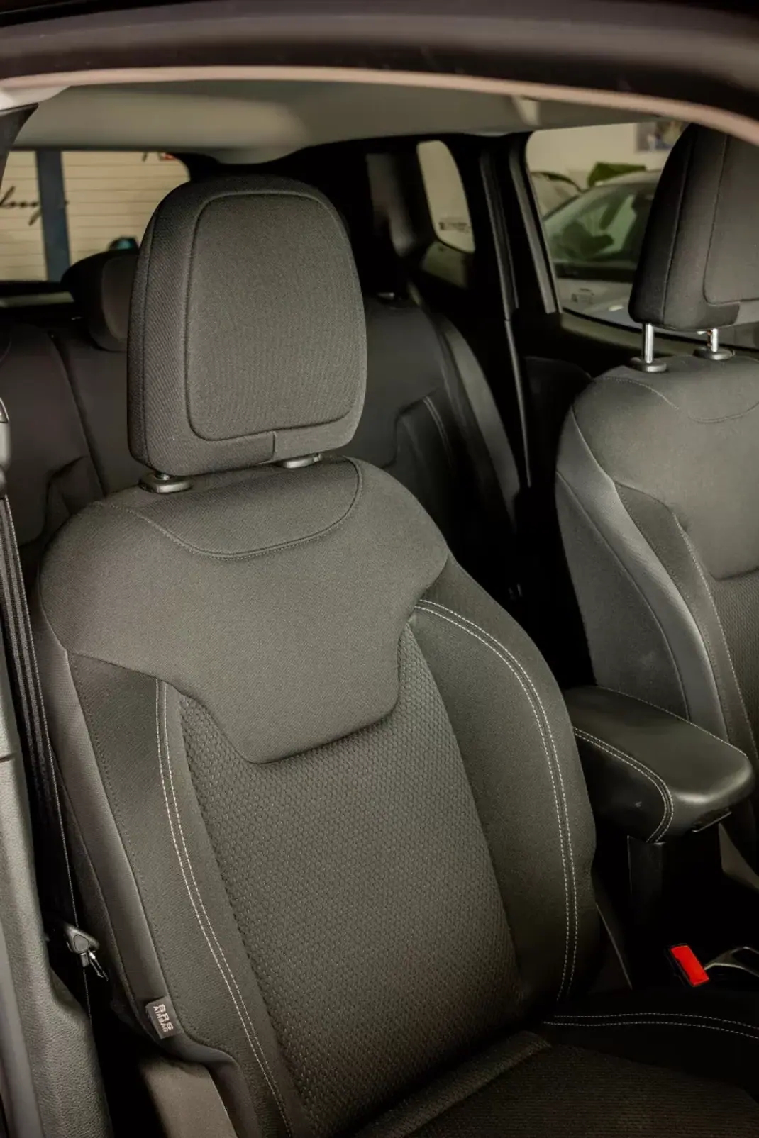 Jeep Renegade 2019 - 17900 EUR, 106000 km - AUTO.MOTO.pt - 106000km - foto 12 de 19